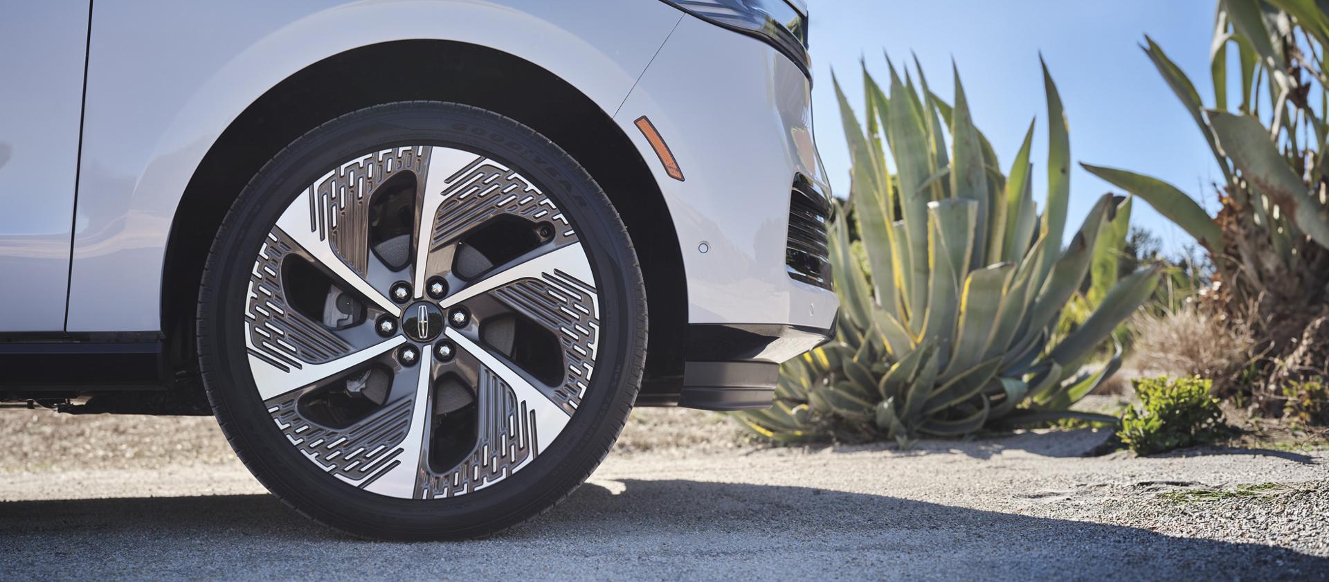 24" radiant copper aluminum wheels specific to the Atmospheric theme on a 2027 Lincoln Navigator® Black Label™ model