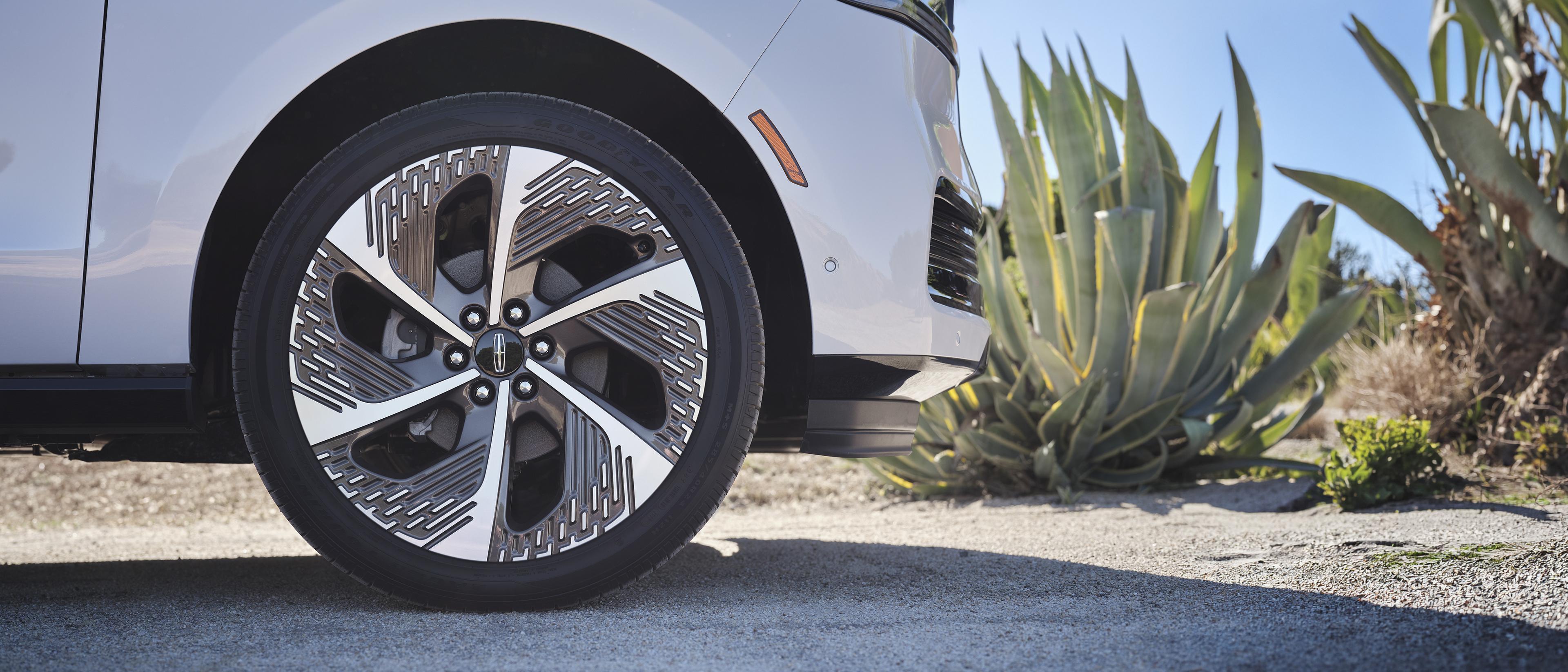 Stylish wheels specific to the Atmospheric theme on a 2027 Lincoln Black Label Navigator® SUV