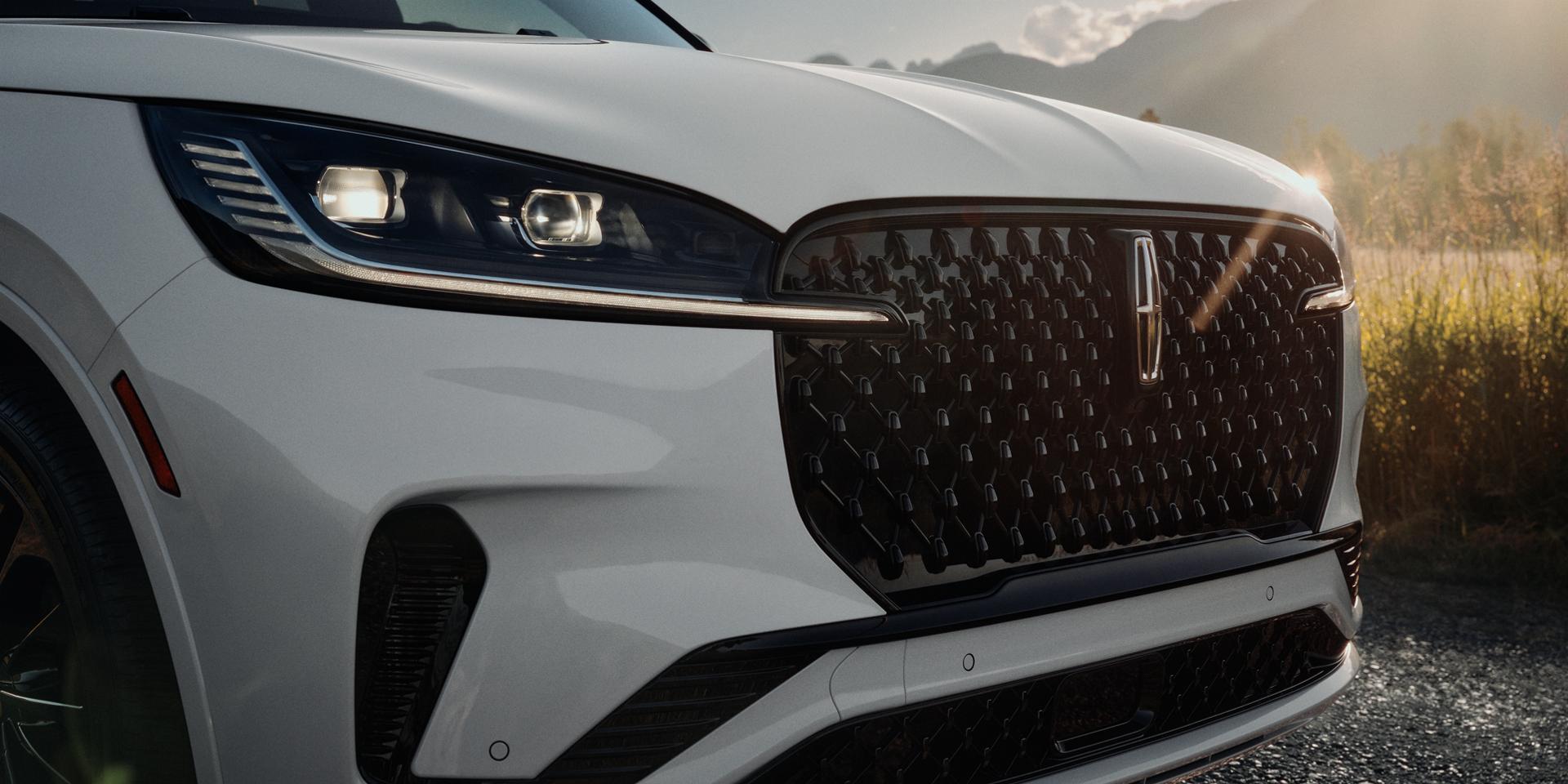 The Lincoln Embrace sequence illuminates on the grille of a 2027 Lincoln Aviator®