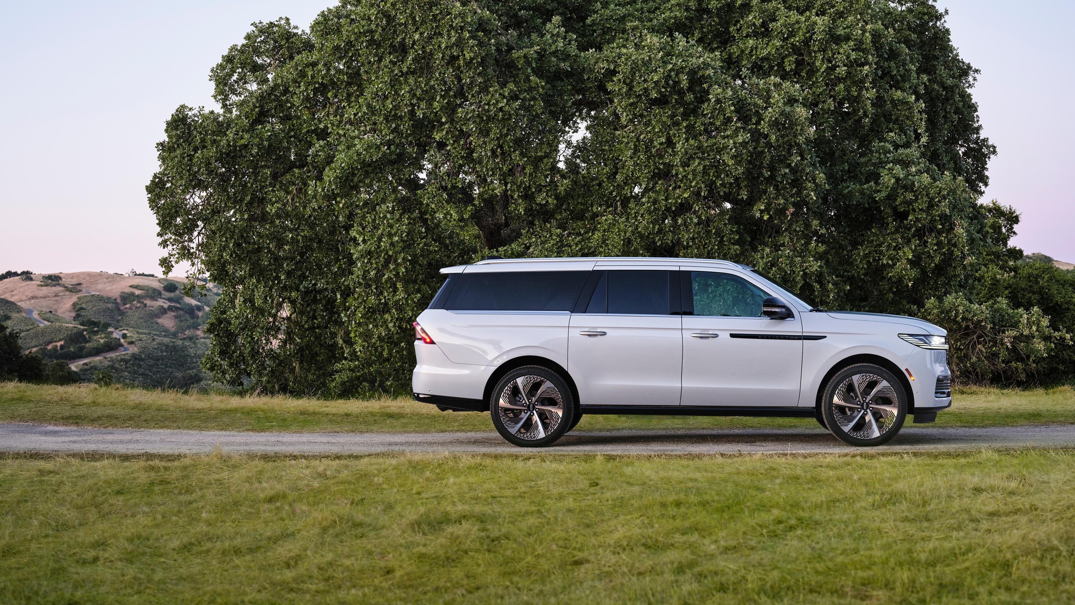 Stylish wheels specific to the Atmospheric theme on 2026 Lincoln Black Label Navigator® SUV