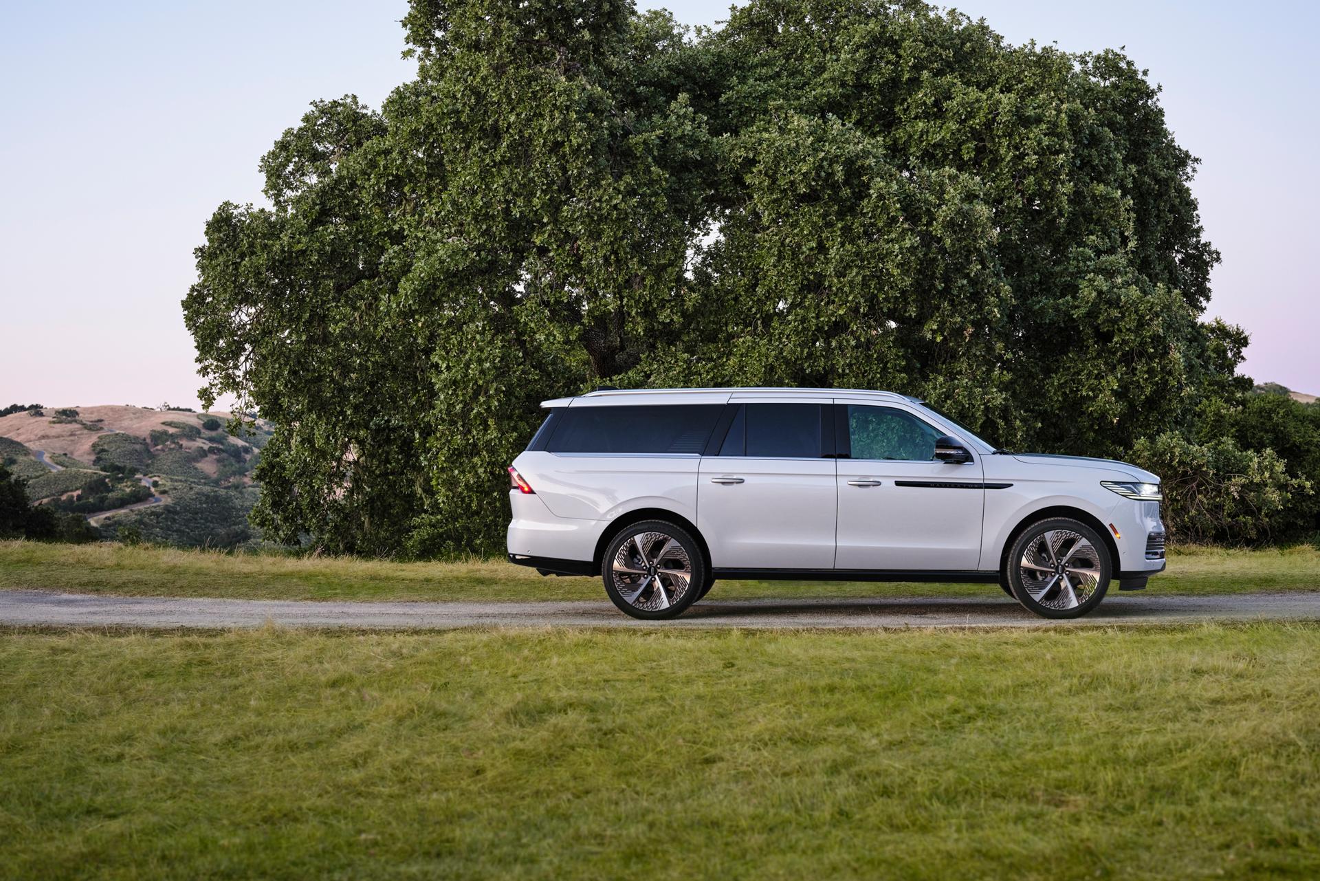 A side profile view of a 2026 Lincoln Black Label Navigator® with the Atmospheric theme and available long wheelbase