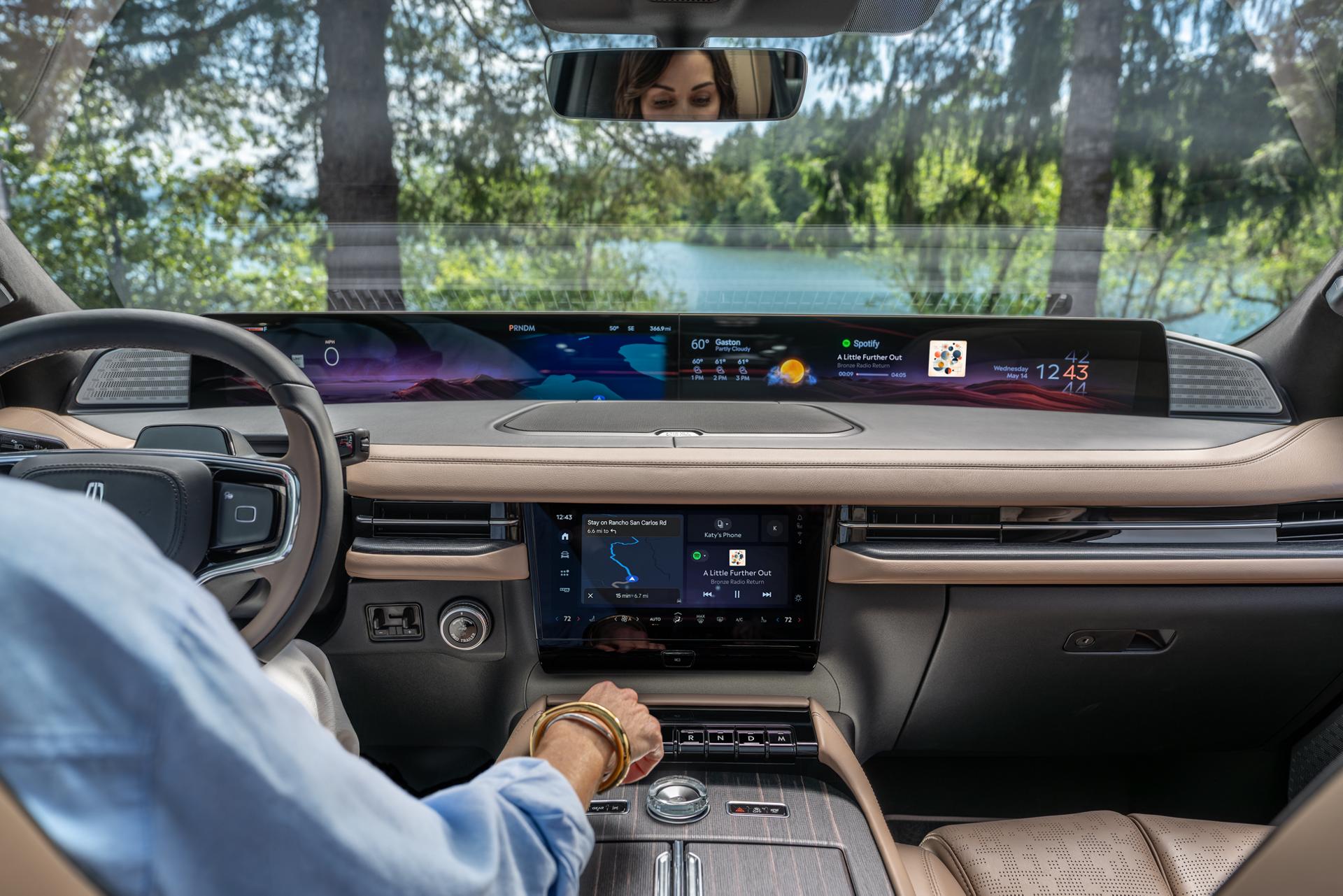 The driver of a 2027 Lincoln Navigator® SUV reaches for the crystal-inspired volume knob