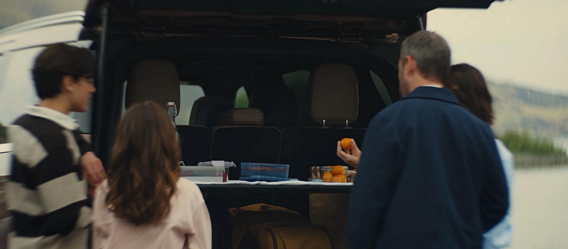 A family enjoys a snack using the Tiered Cargo Area Management System in the 2026 Lincoln Navigator® Split Gate