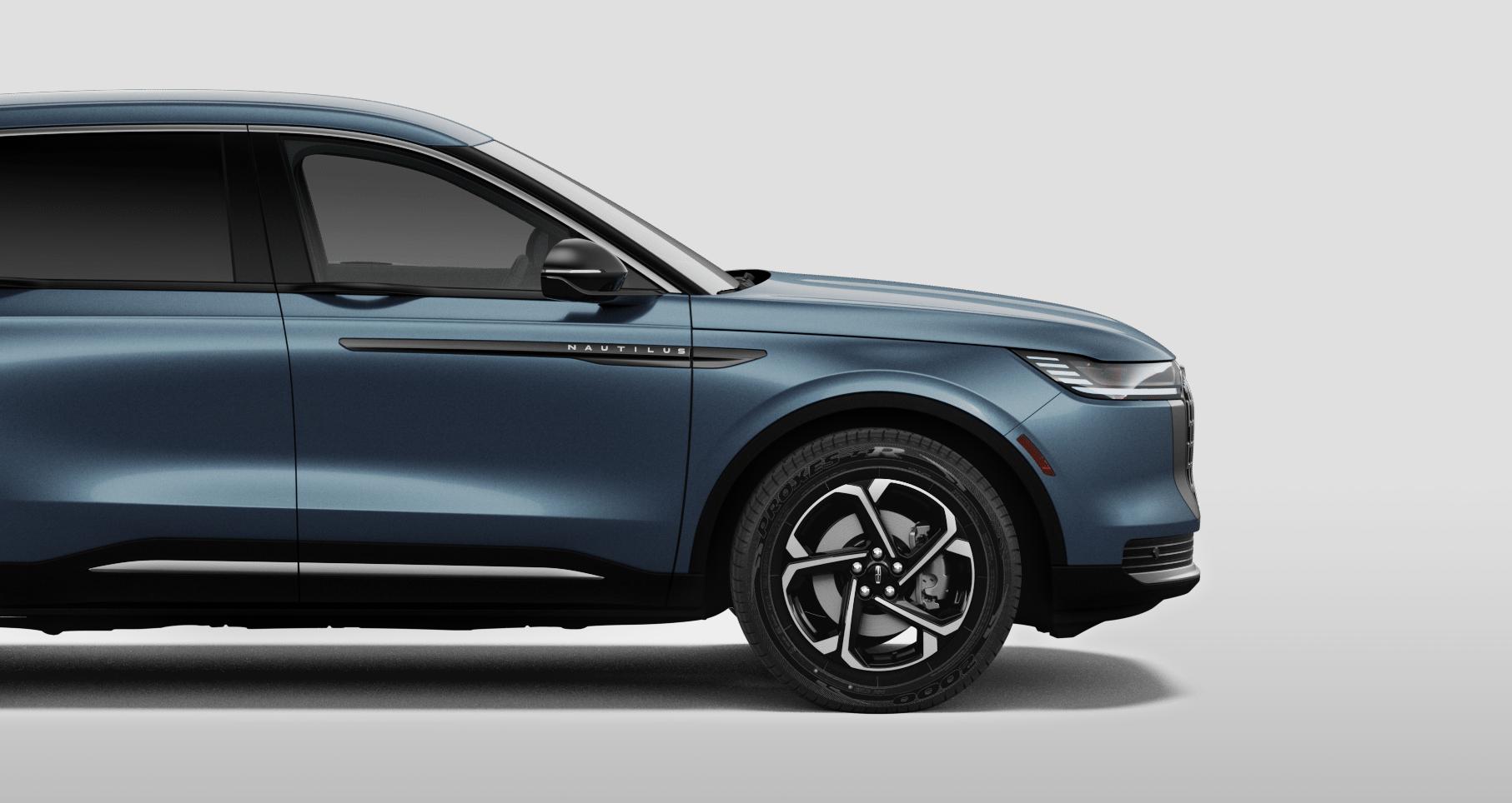 The 19-inch bright-machined aluminum wheel with Ebony High-Gloss painted pockets