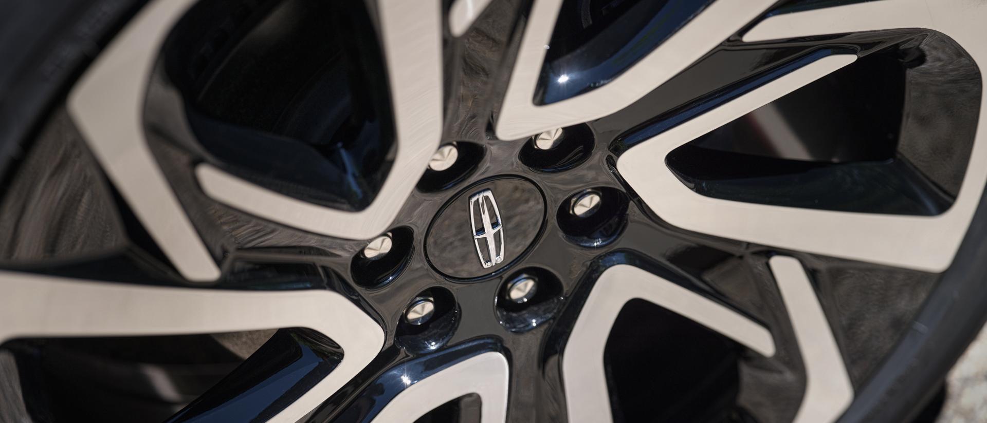 The optional 24" bright-machined aluminum wheel with Ebony-painted pockets