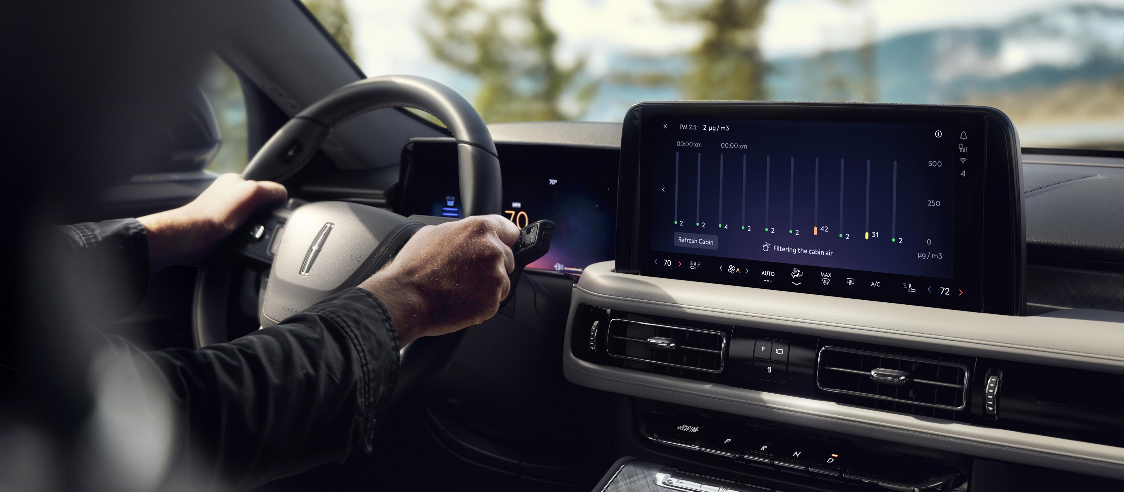 The available Auto Air Refresh screen is shown on the centre touchscreen of a 2026 Lincoln Aviator