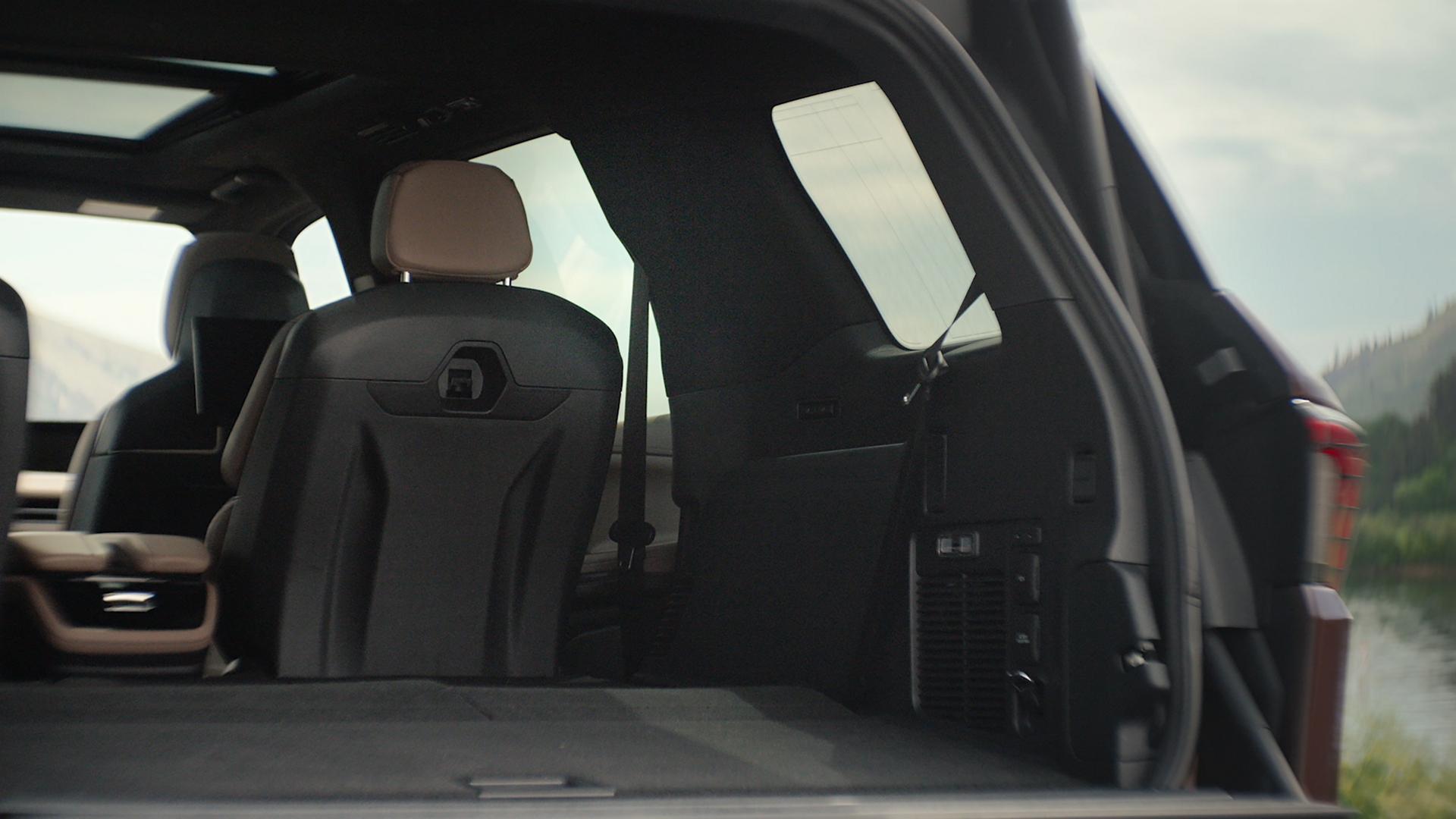 A 2027 Lincoln Navigator® SUV with the Lincoln Split gate open showing a folded-down third row