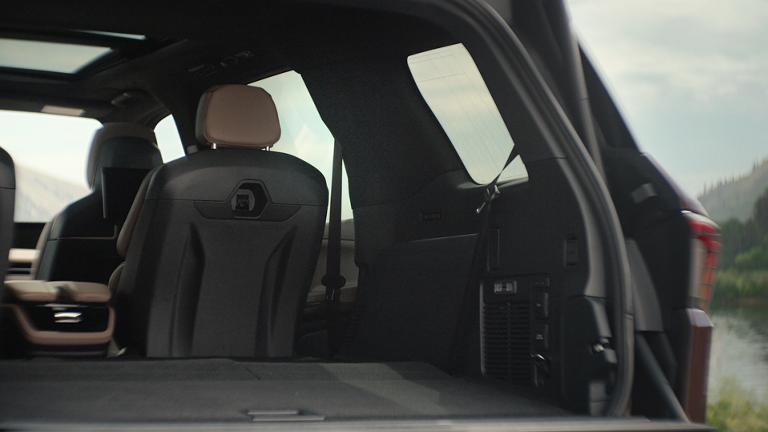 A 2027 Lincoln Navigator® SUV with the Lincoln Split Gate open showing a folded down third row