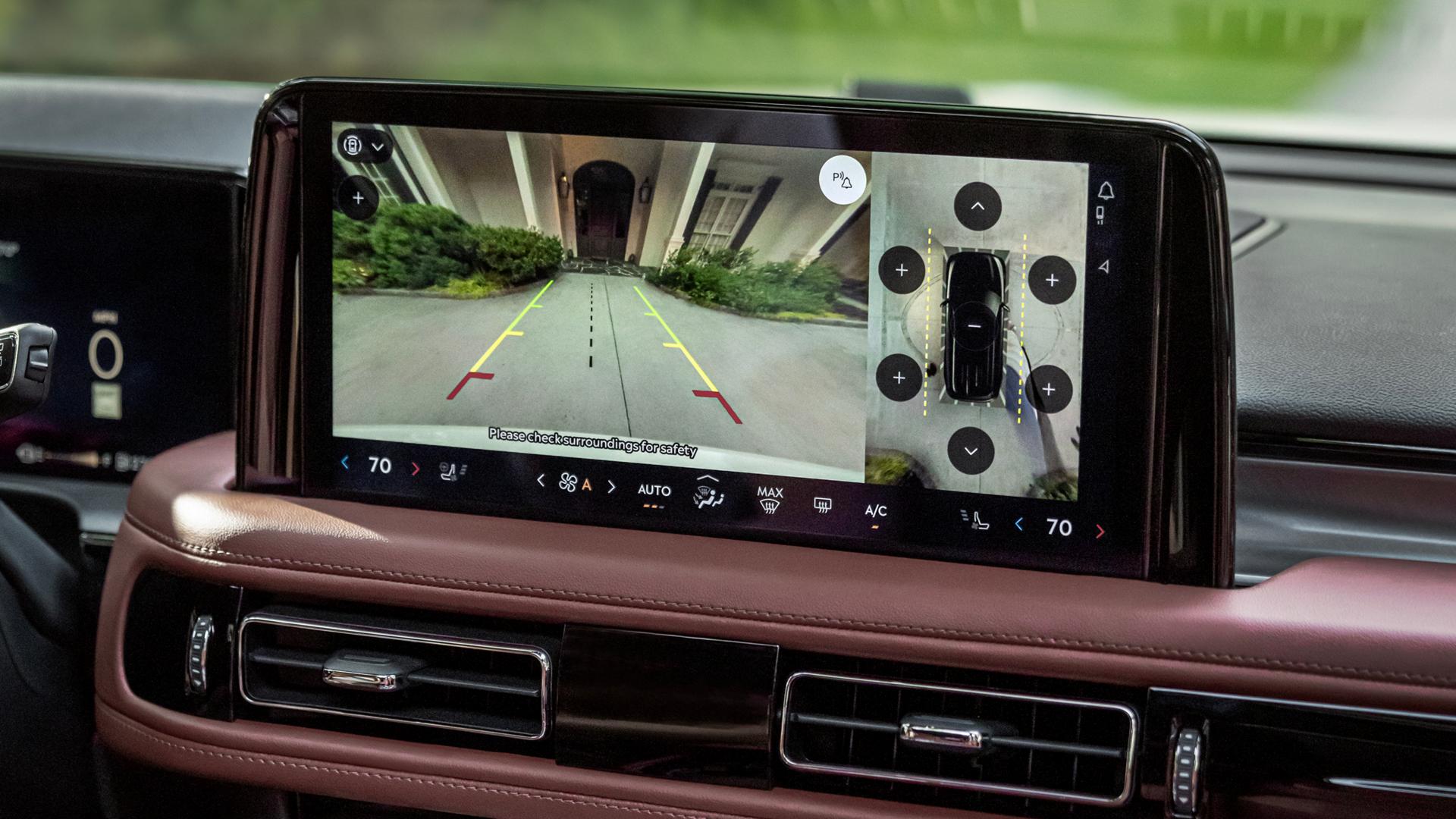 An overhead view of a A 2027 Lincoln Aviator® is displayed in the centre touchscreen