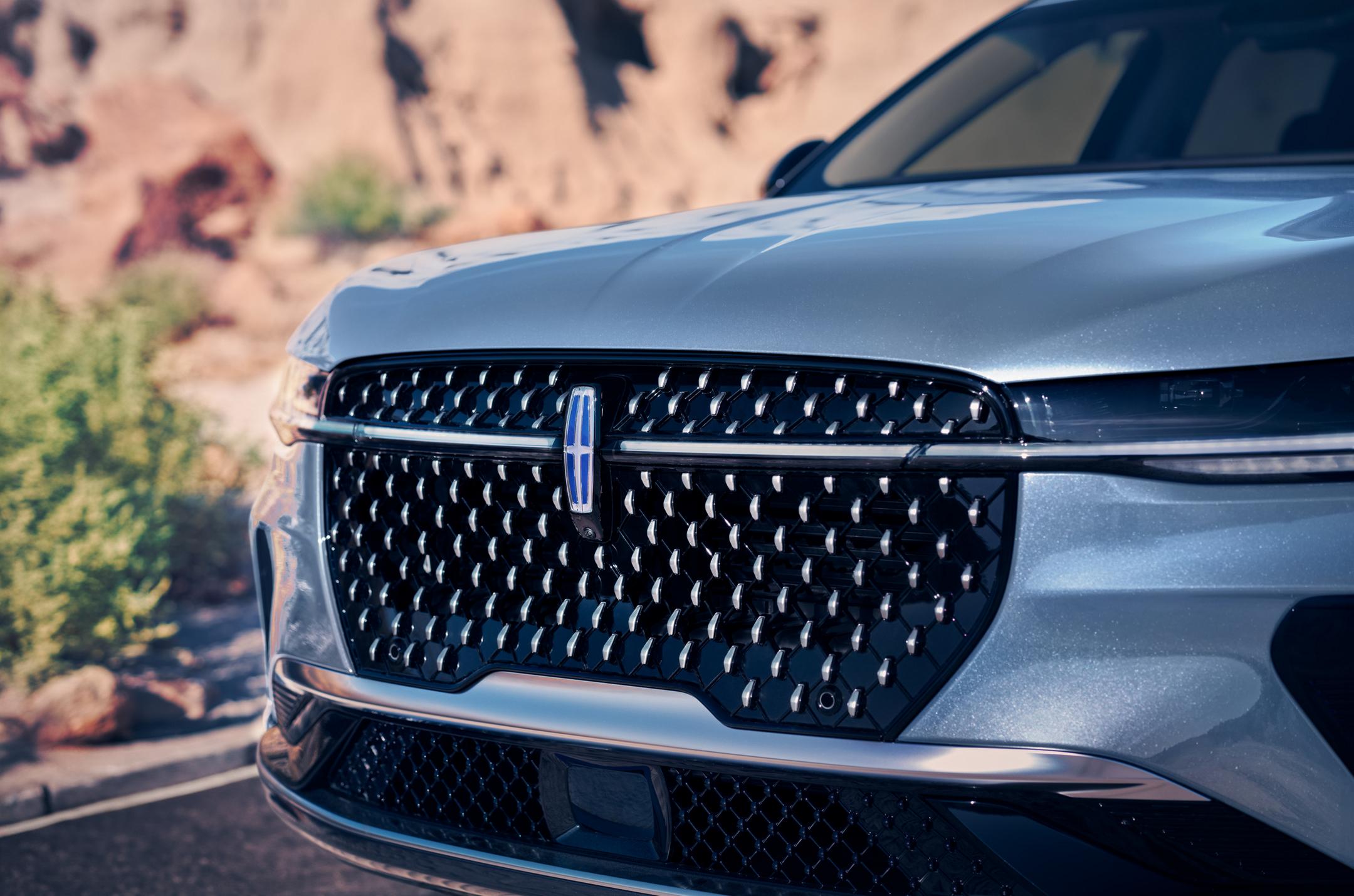 Lincoln Nautilus Grill shown.