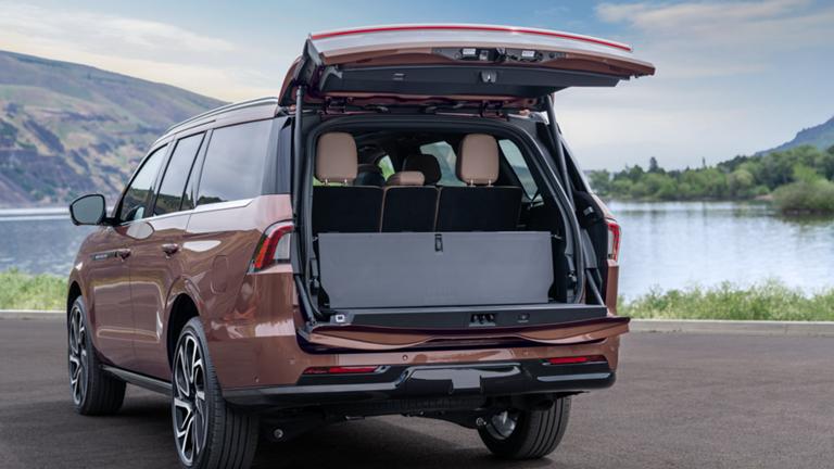 The rear of a 2027 Lincoln Navigator® SUV with the Lincoln Split Gate closed