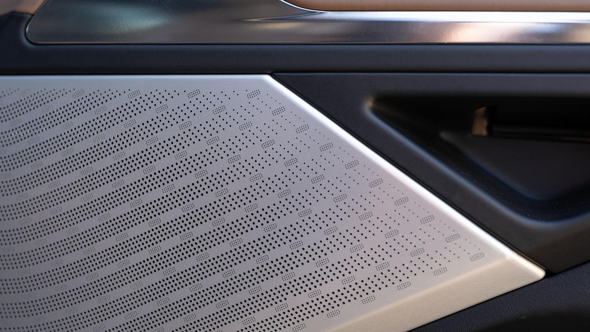 A close-up look at the available laser-etched Lincoln Stars on the speaker grille