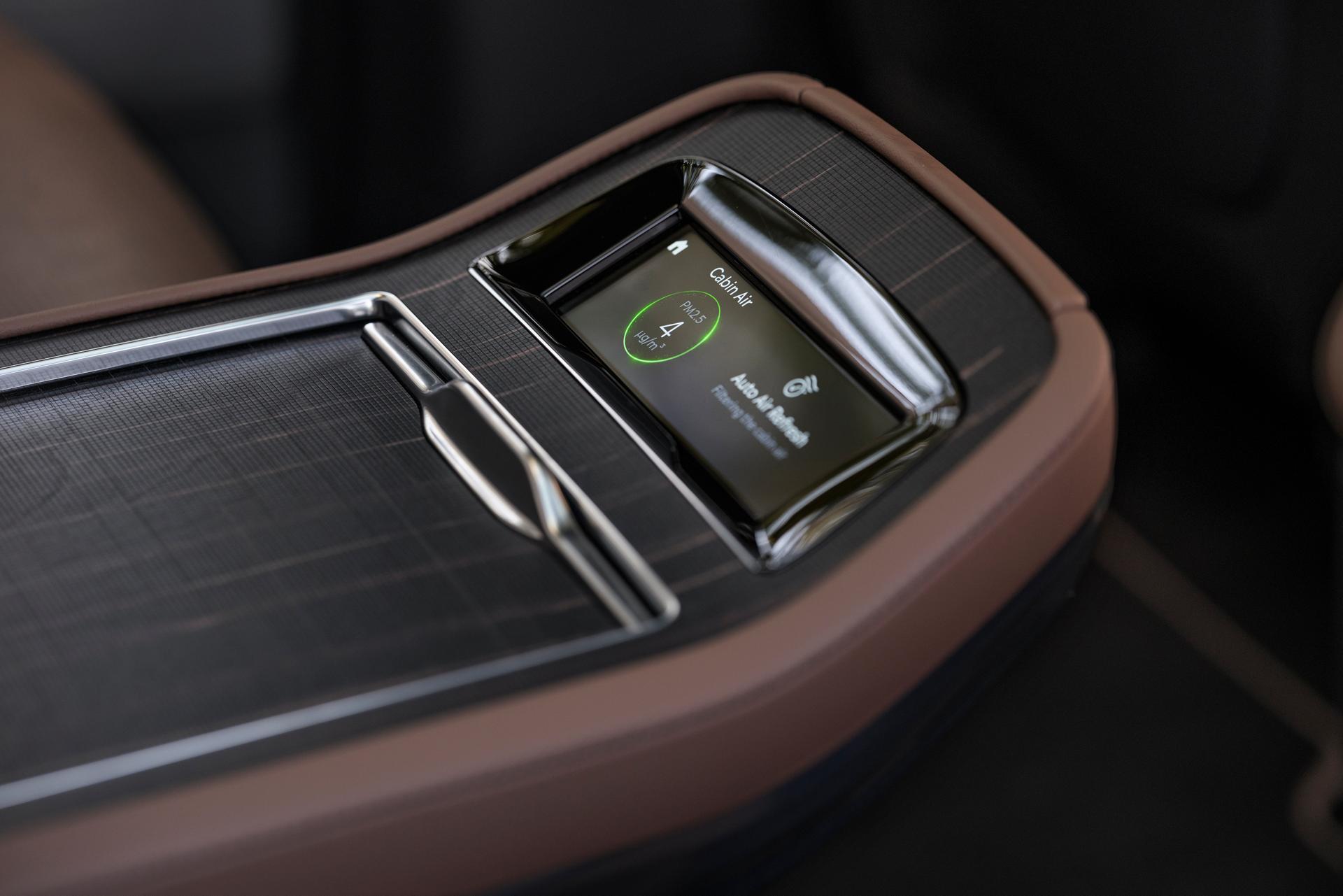 The second row console in a 2026 Lincoln Navigator® shows Auto Air Refresh on screen