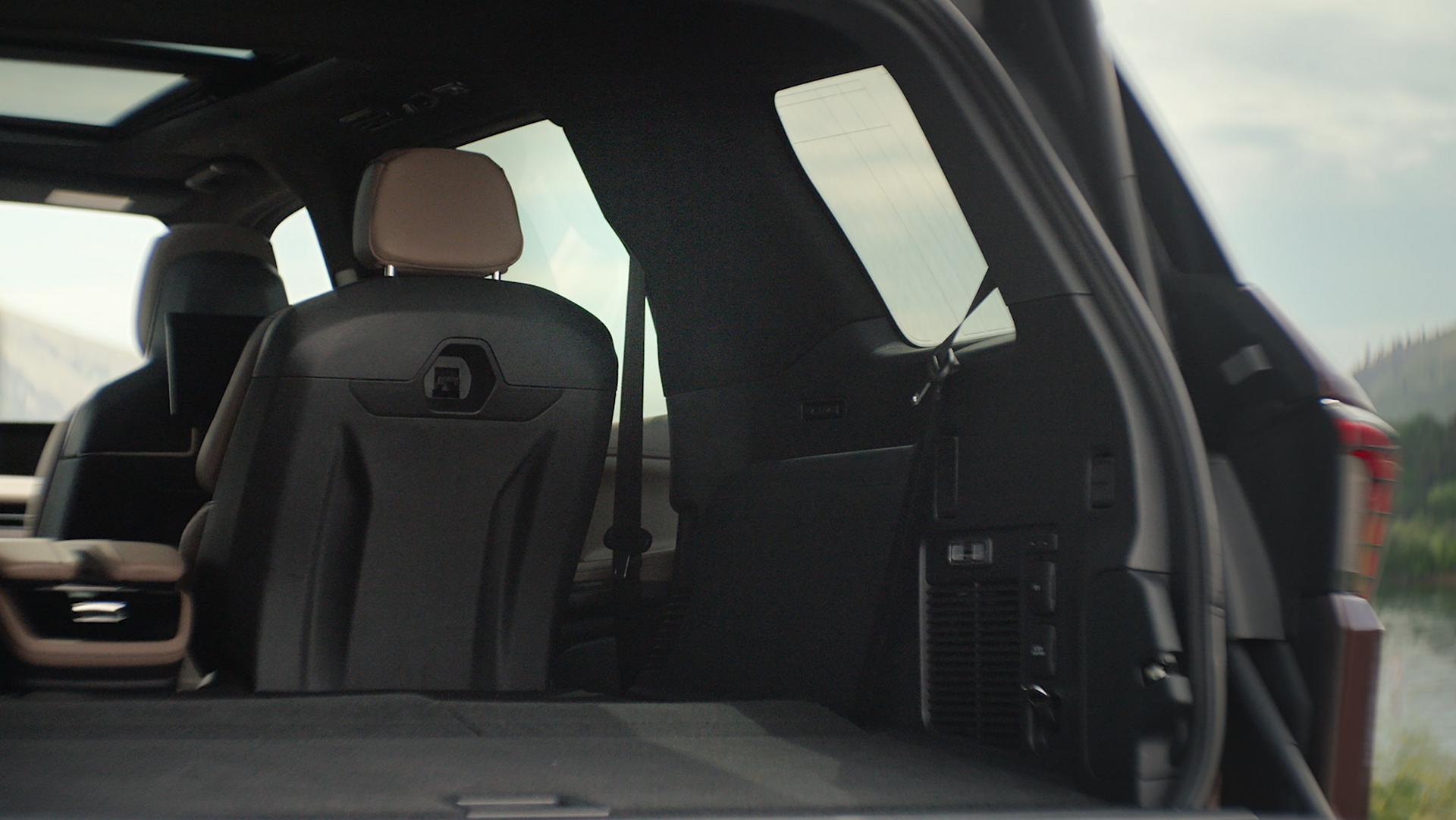 The rear of a 2027 Lincoln Navigator® SUV with the rear split gate open