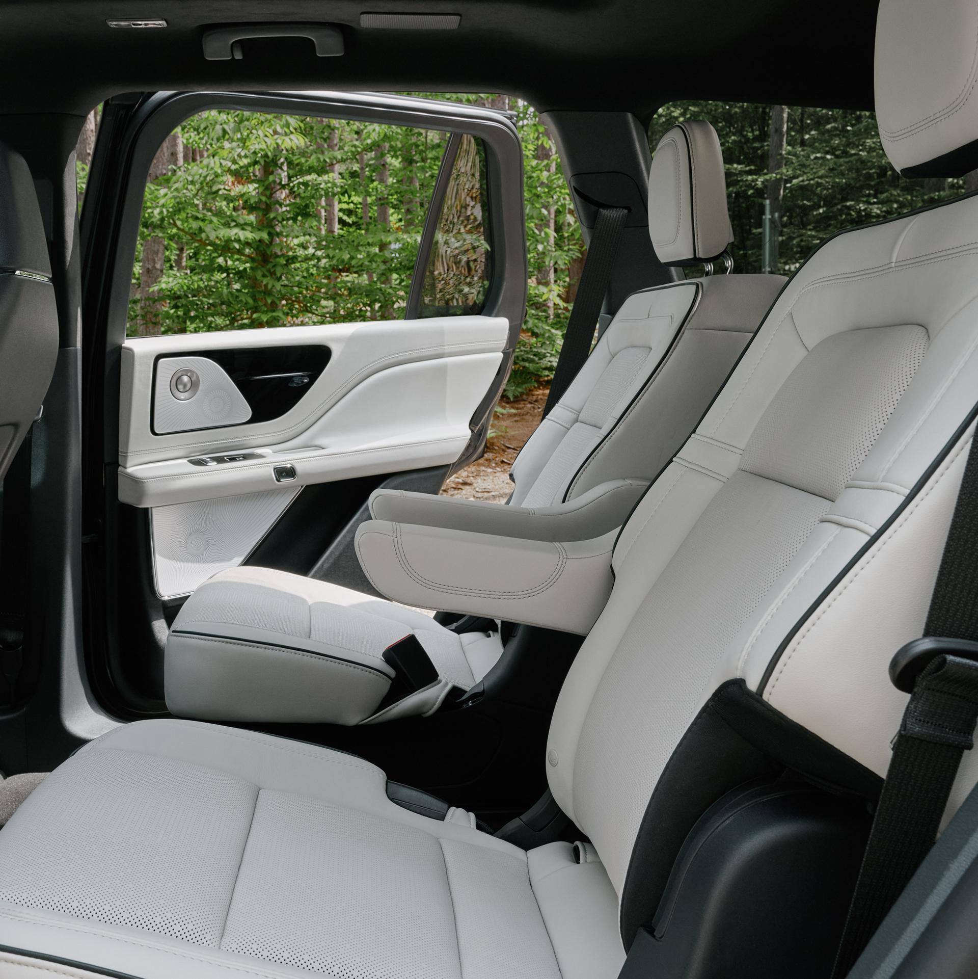 The second row of a 2027 Lincoln Aviator® Black Label® in the Moonbeam interior theme