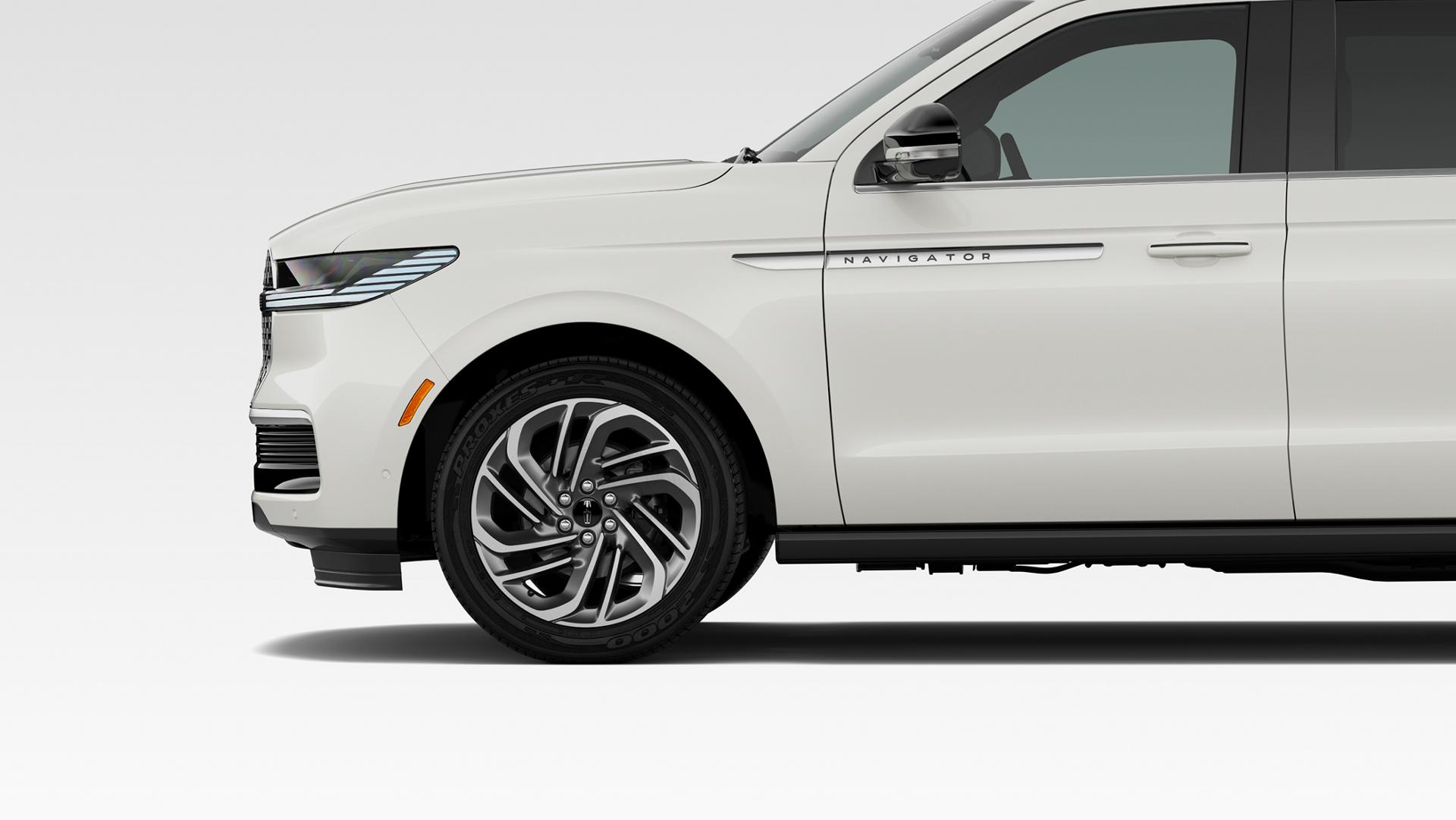 The 22" dark tarnish-painted aluminum wheel with bright-machined finish on a 2027 Lincoln Navigator® SUV