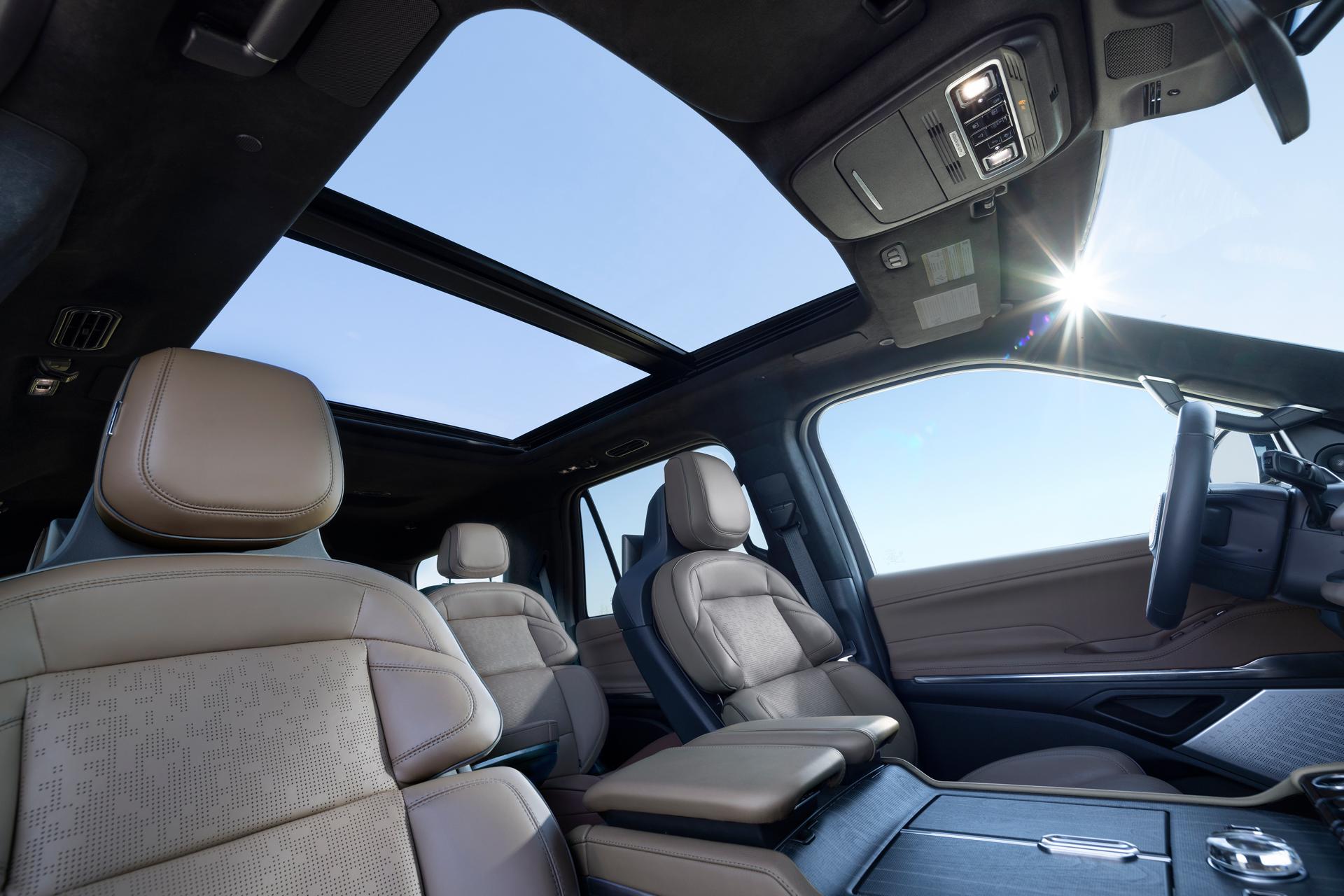 The 2026 Lincoln Navigator® shows the large Panoramic Vista® roof