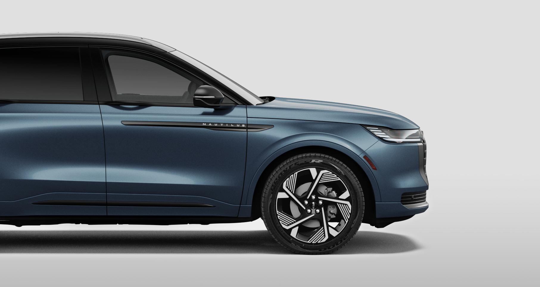 The 21-inch bright-machined aluminum wheel with premium Ebony-painted pockets