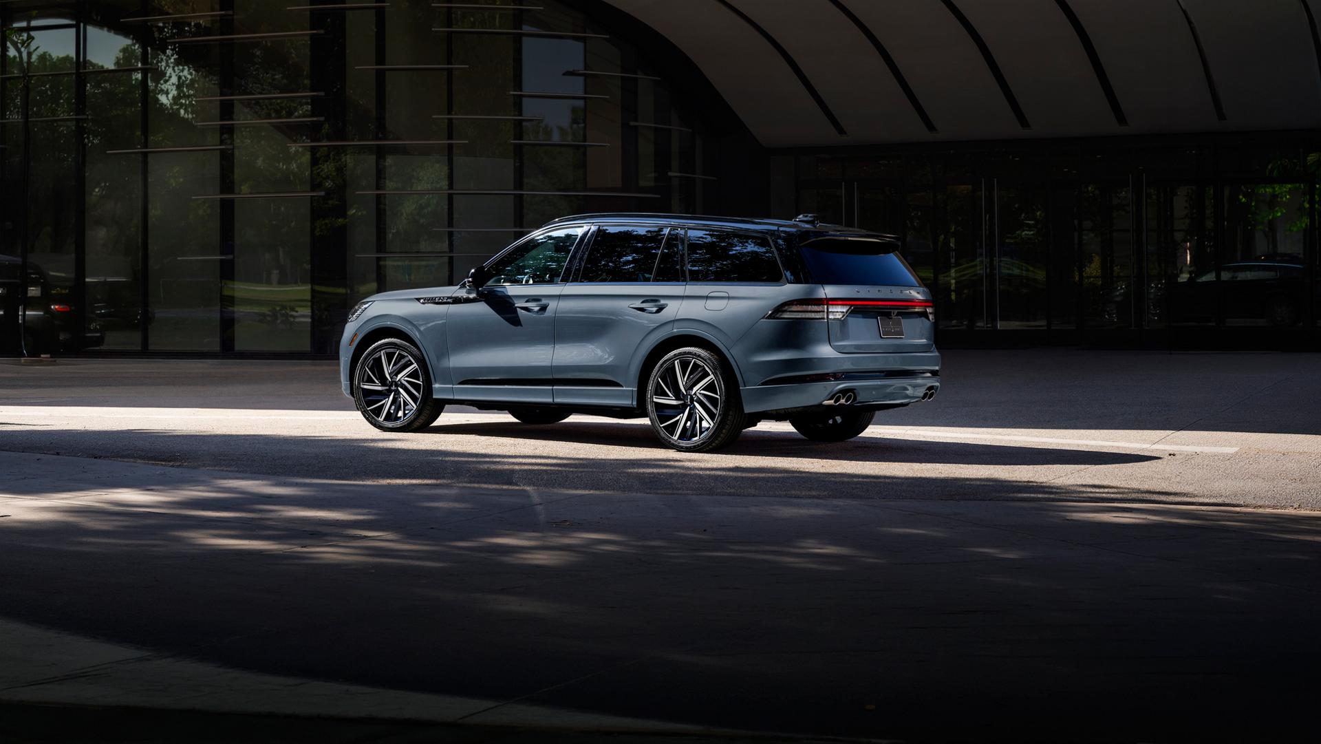 Vue extérieure d’un modèle Lincoln Aviator® 2027 doté de l’ensemble grand Luxe