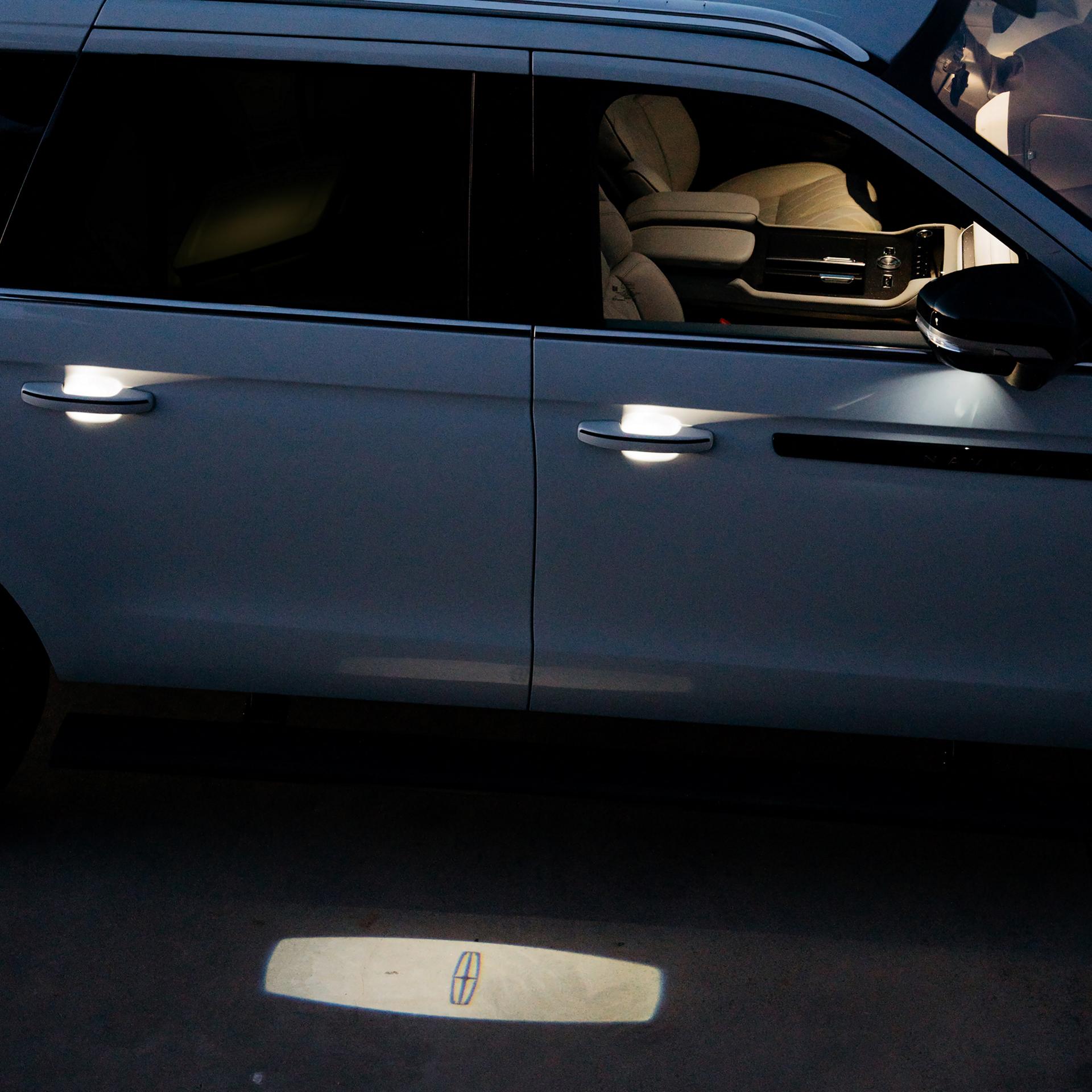 The Lincoln embrace welcome lighting on the 2027 Lincoln Navigator® Black Label™ model 