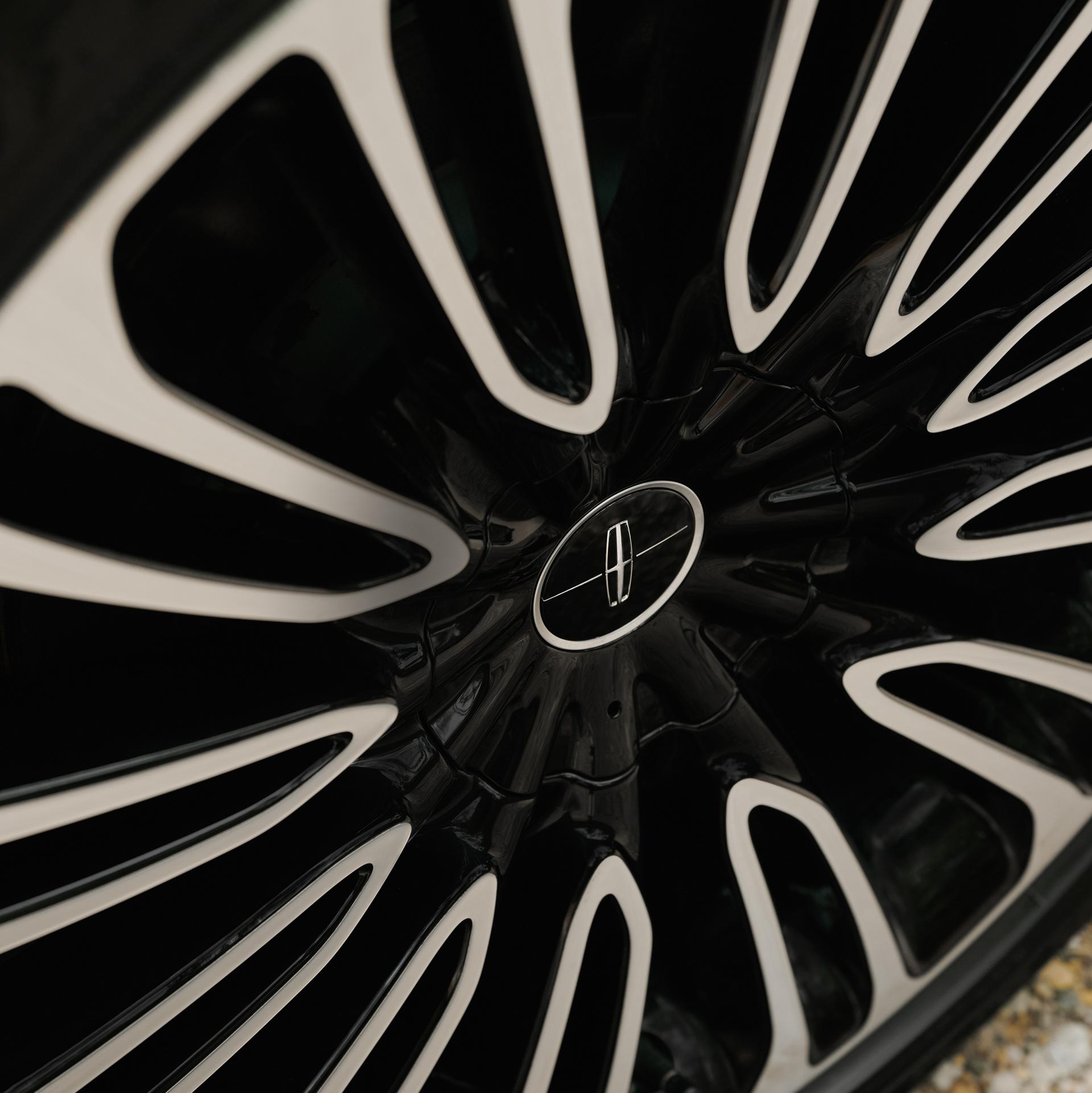 The 22-inch Bright Machined wheel of a 2027 Lincoln Aviator® Black Label™
