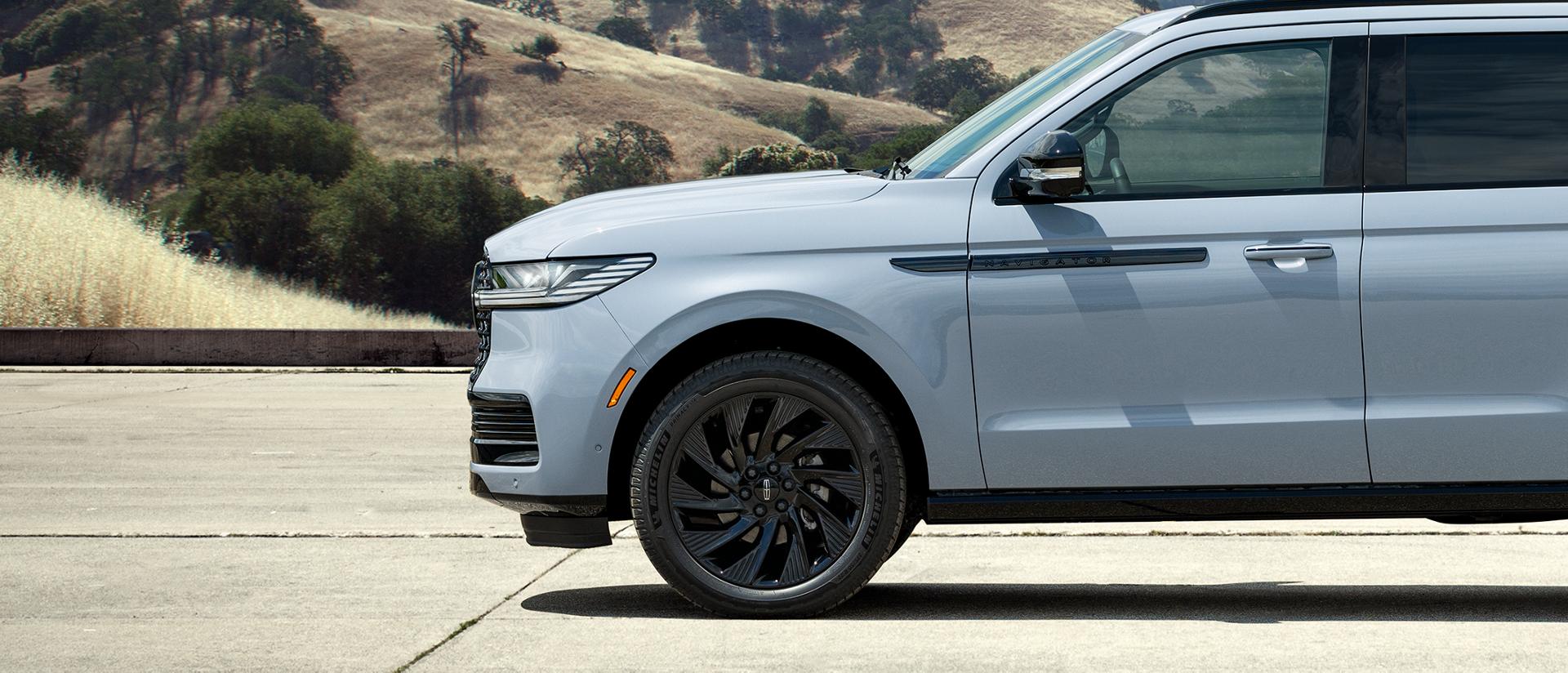 The 22" high-gloss Ebony-painted aluminum wheel