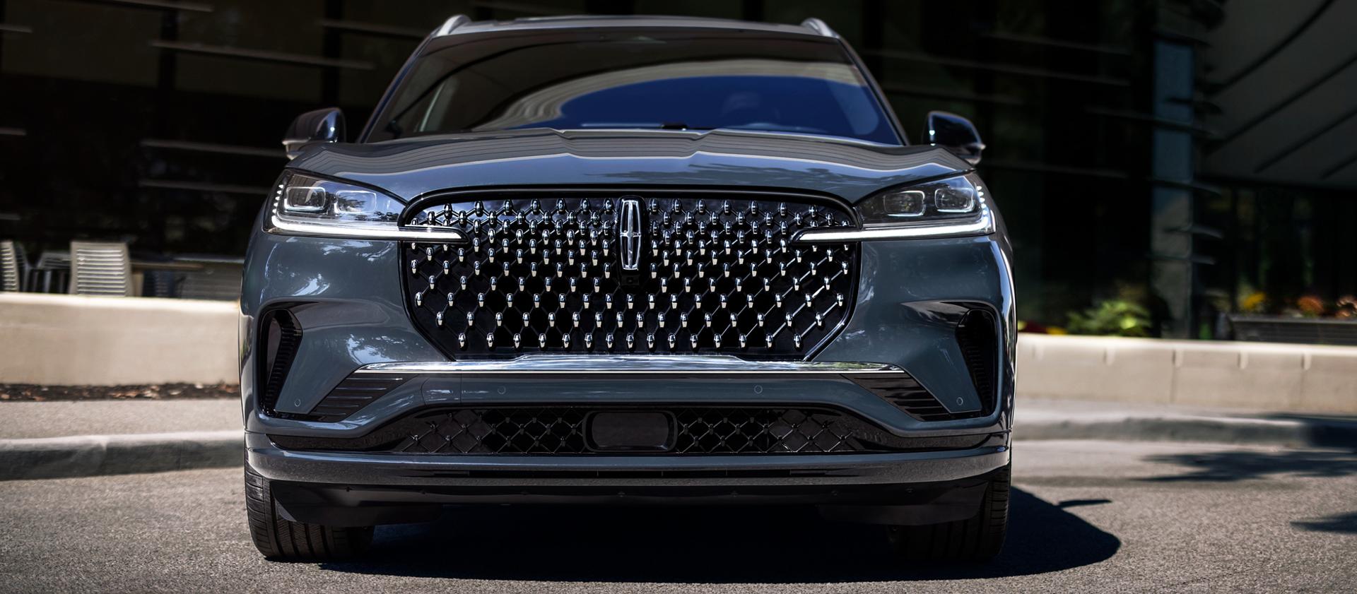 The bold grille of a 2027 Lincoln Aviator® Black Label®
