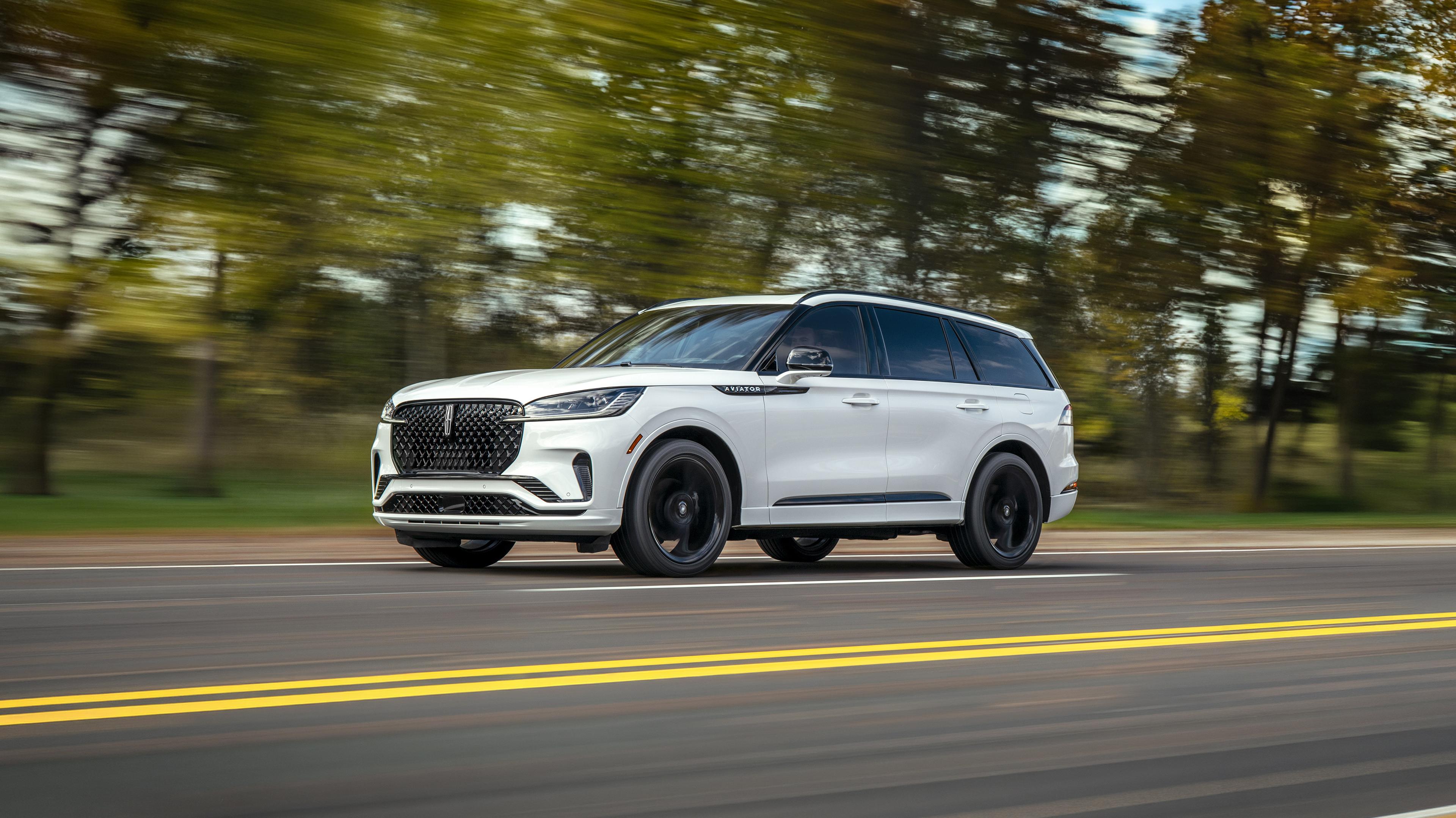 Un VUS Lincoln Aviator® 2027 circulant sur une route de campagne