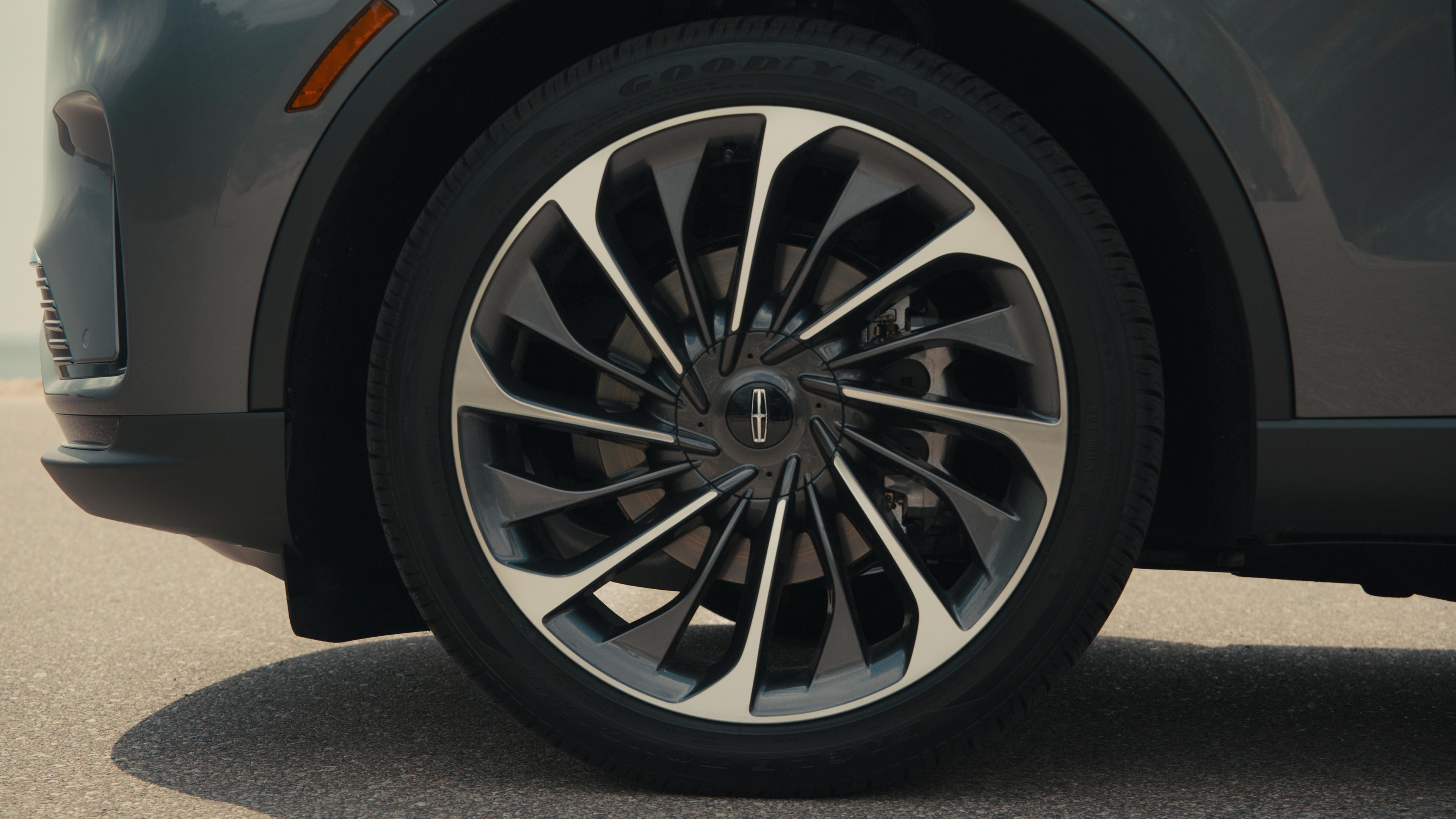 The 22-inch Bright-Machined Aluminum Wheel with Magnetic-Painted Pockets