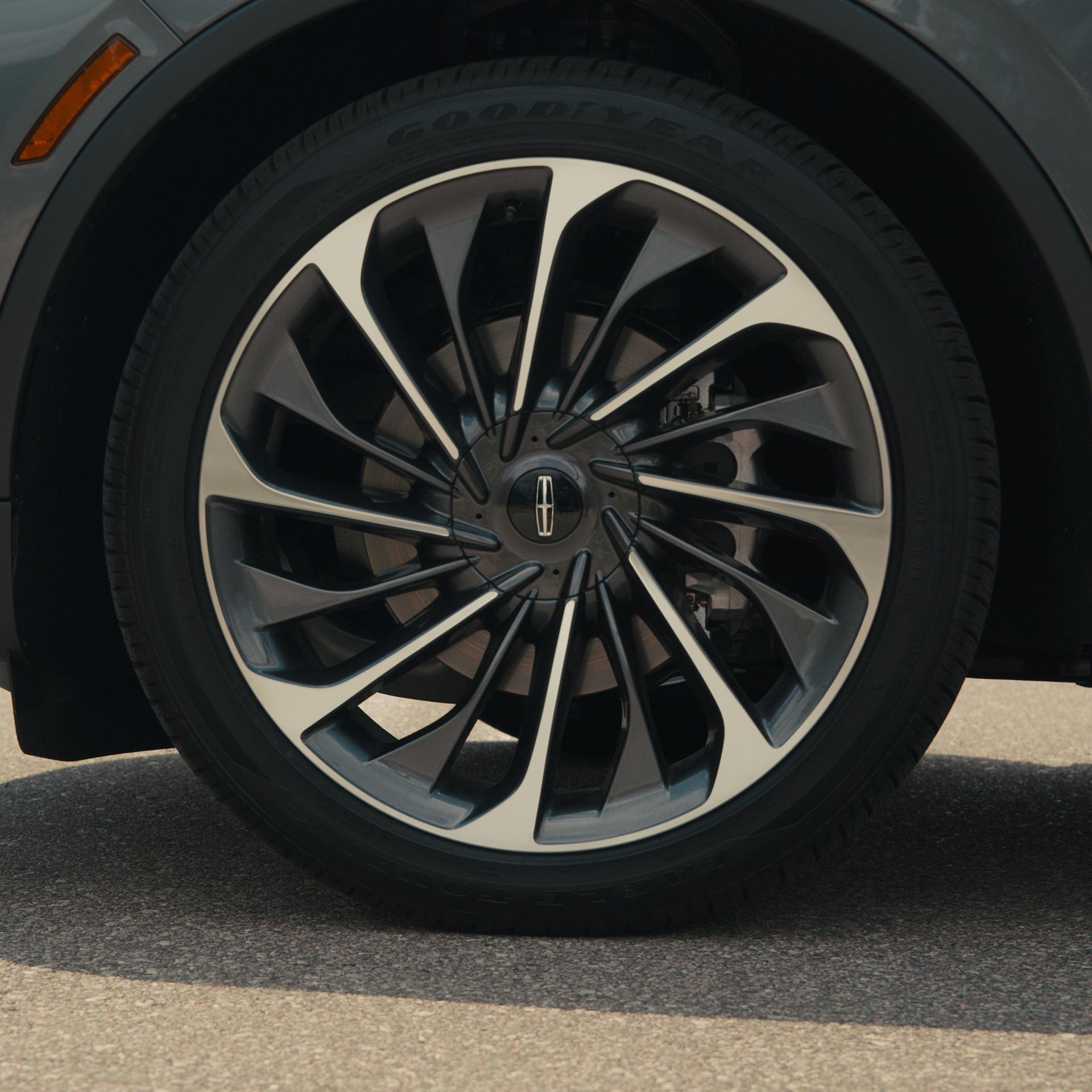 A stylish 10-spoke wheel of a 2027 Lincoln Aviator® reserve model