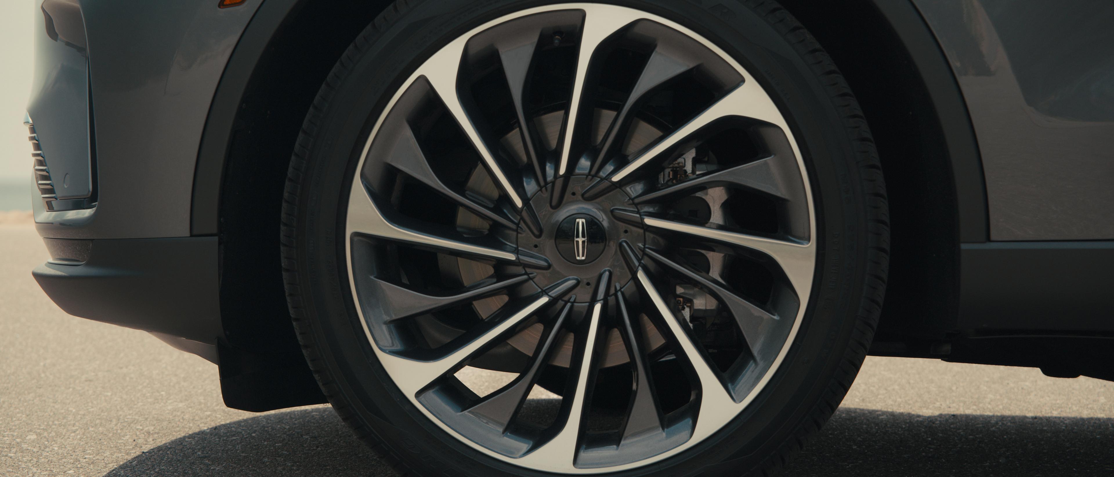 The 22-inch Bright-Machined Aluminum Wheel with Magnetic-Painted Pockets