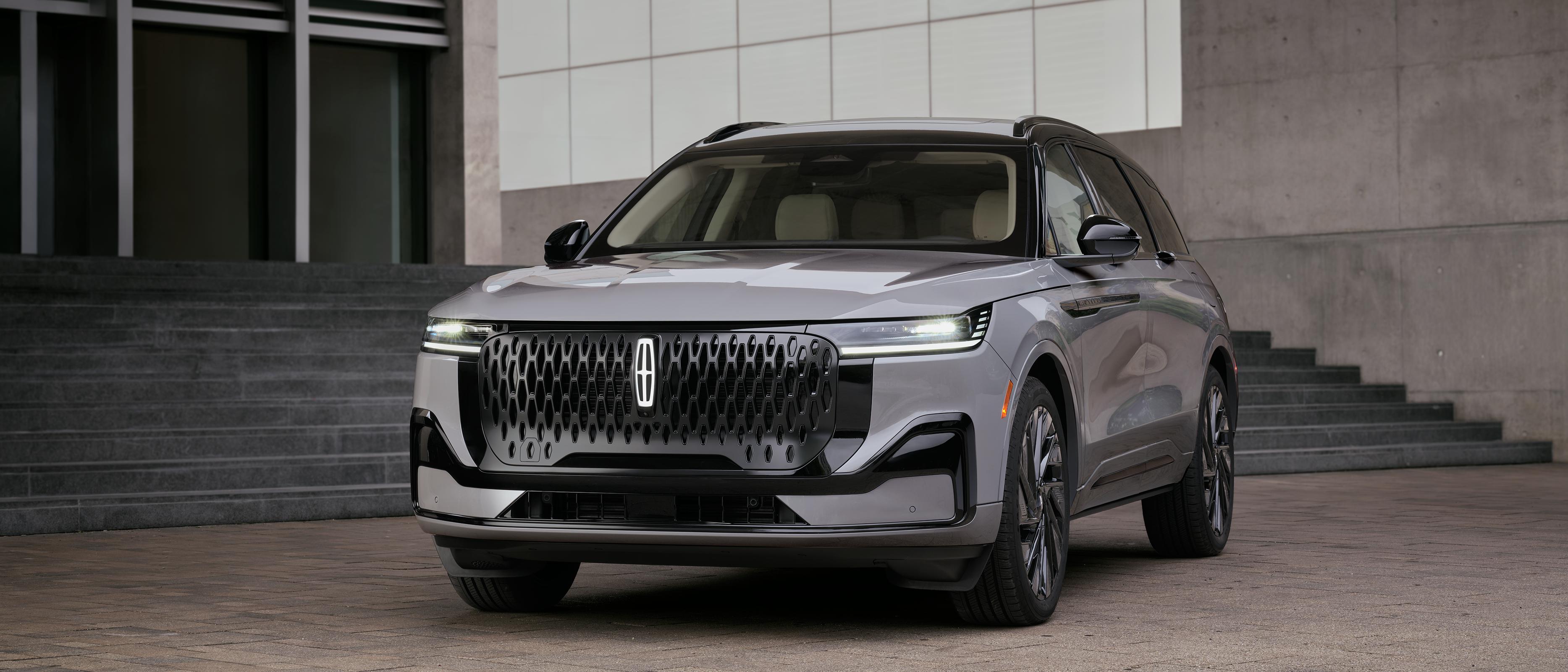 The artfully designed exterior of the 2027 Lincoln Nautilus® SUV