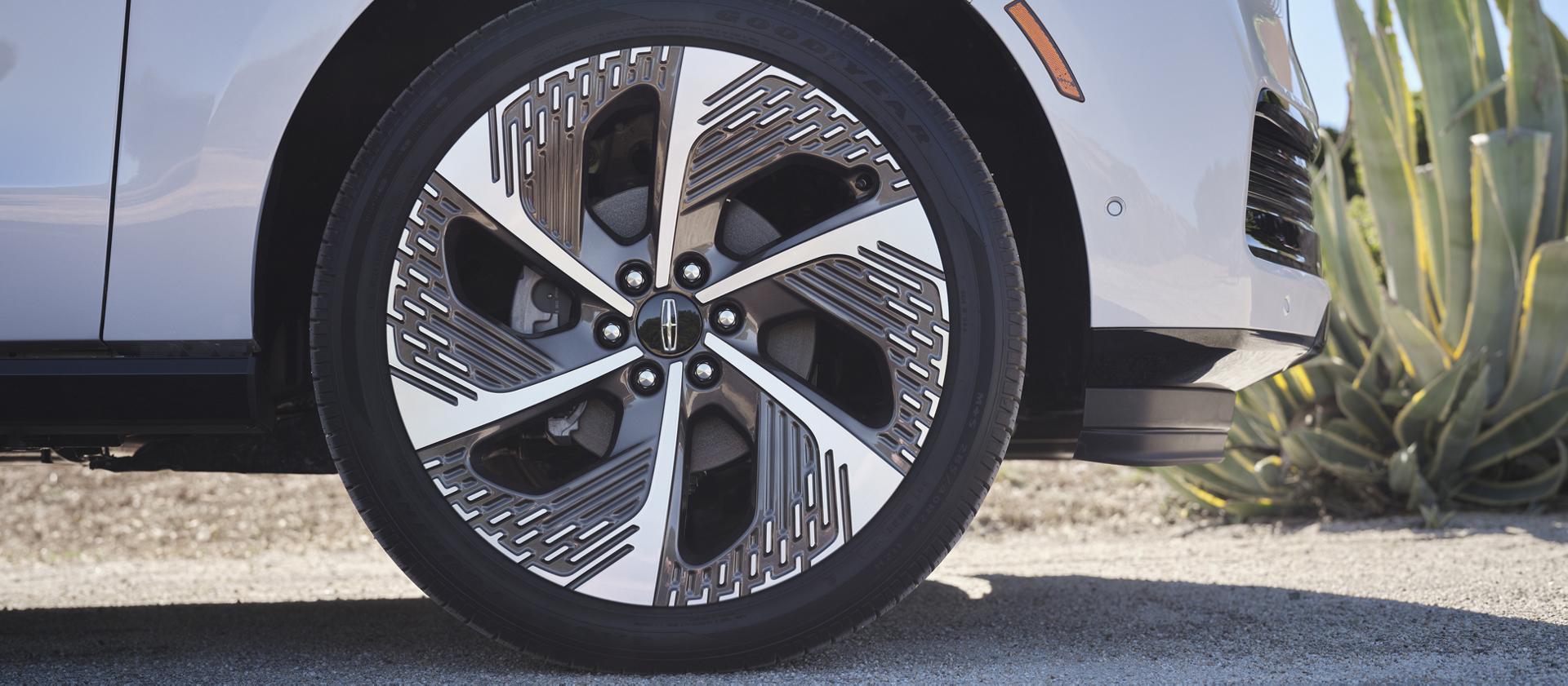 Stylish wheels specific to the Atmospheric theme on a 2026 Lincoln Black Label Navigator® SUV