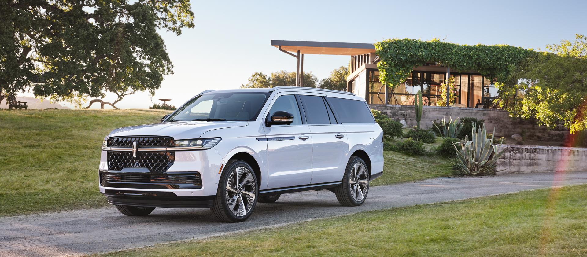 The 2027 Lincoln Navigator® Black Label™ SUV with the Atmospheric theme features  exterior copper-colored details