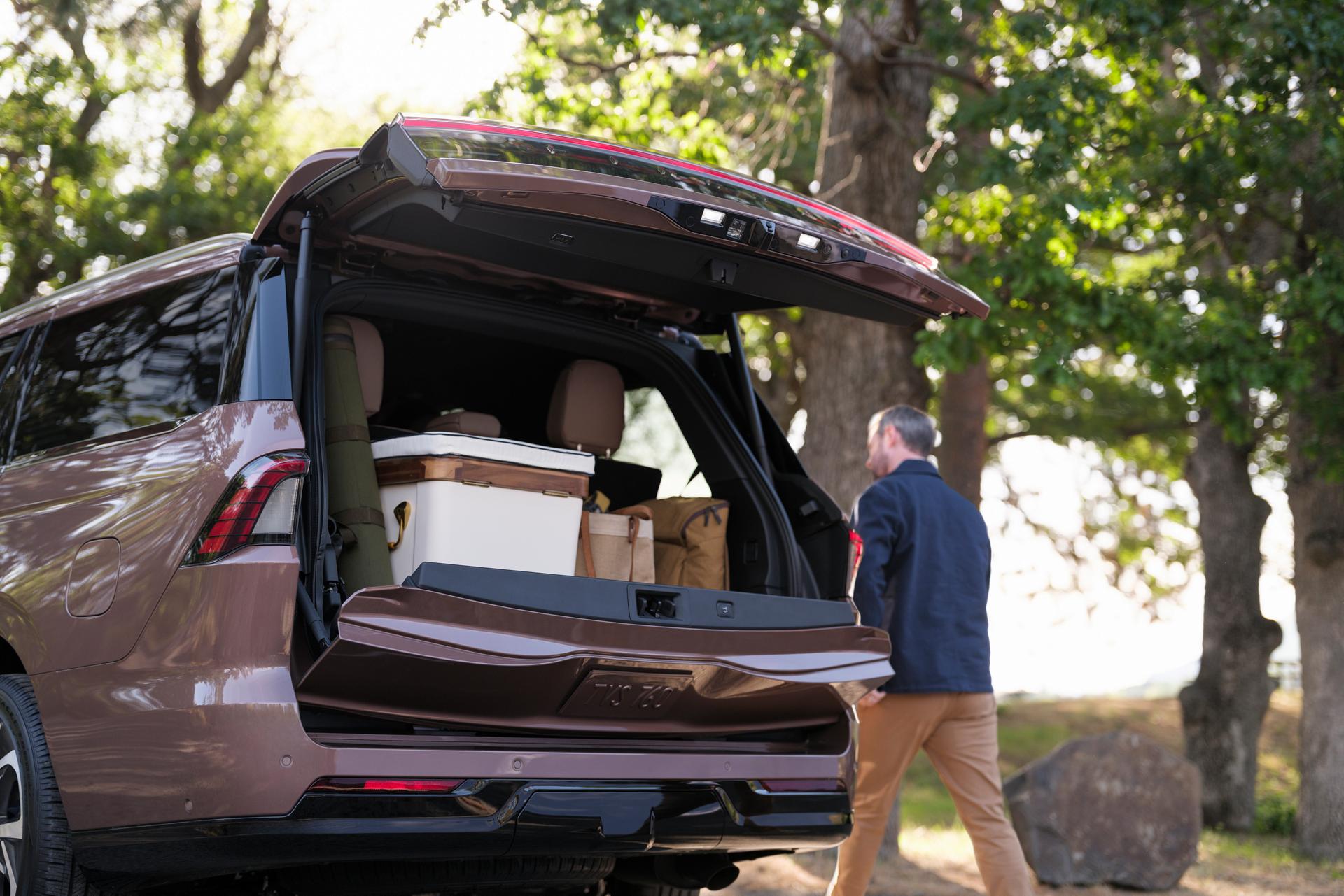 The back of a 2026 Lincoln Navigator® in Sunrise Copper shows the Lincoln Split Gate closing on ample storage space